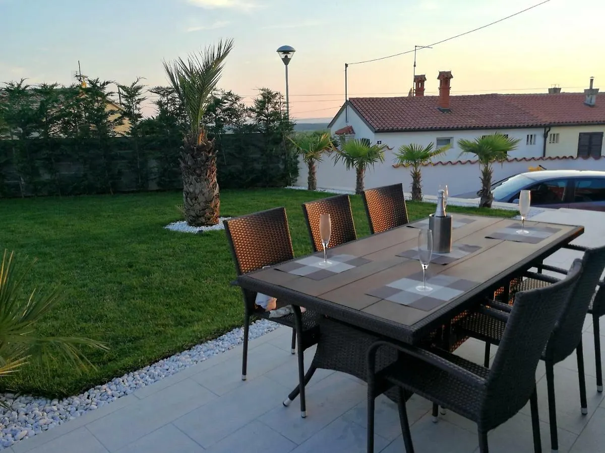 Holiday House Anja Buje 0*,